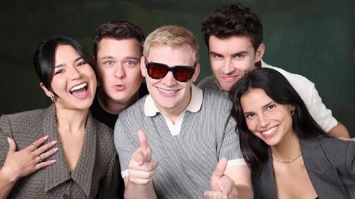 Curry Barker no centro, junto ao elenco do filme (Foto: Divulgação / IMDb)