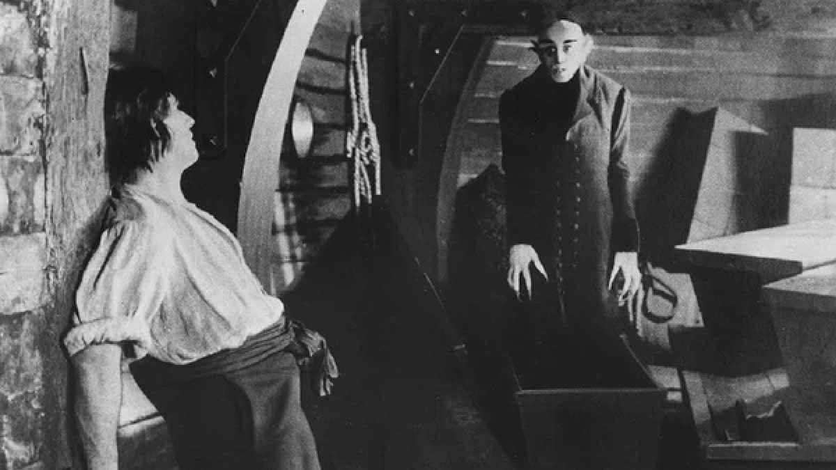 Movida pelo clássico Nosferatu e Doutor Caligari, a era expressionista e o horror mudo dominou o cinema em 1920 e utilizava sombras, cenários tortos e distorção visual para criar pesadelos (Foto: Divulgação / IMDb)