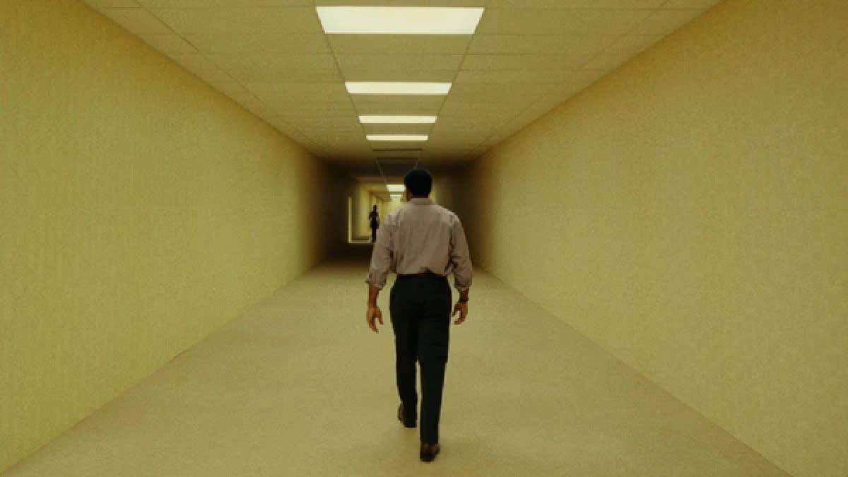 O sucesso levou a A24 a relançar o longa em uma versão estendida, chamada “Backrooms: Everything Must Go”. A nova edição acrescenta cerca de 16 minutos ao material original (Foto: Divulgação / IMDb)