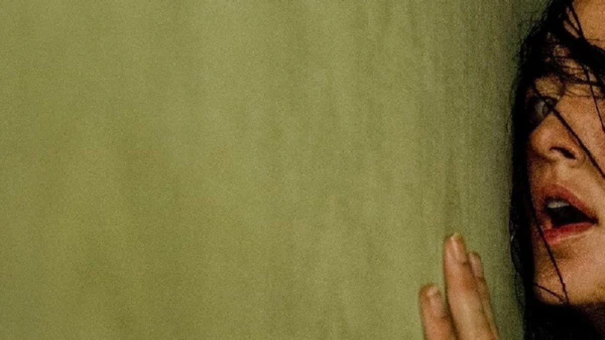 O personagem não está exatamente no mundo real, mas também não chegou a outro lugar compreensível. Ele fica preso no meio (Foto: Divulgação / IMDb)