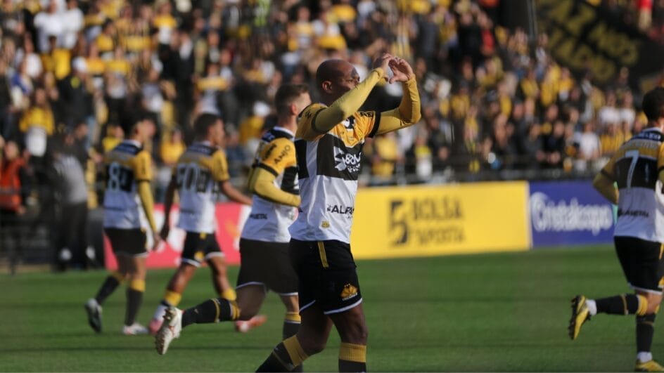 Waguininho celebra gol marcado pelo Criciúma
