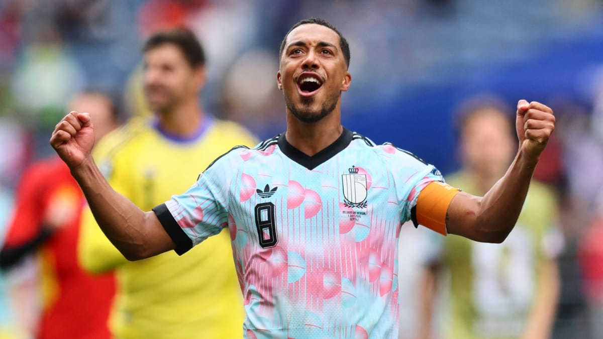 Youri Tielemans, da Bélgica, comemora após a partida. (2)