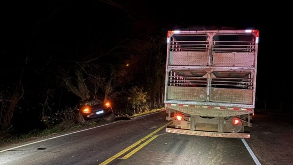 Acidente aconteceu em trecho sem iluminação pública, na SC-283 (Foto: PMRv, Divulgação)Acidente aconteceu em trecho sem iluminação pública, na SC-283 (Foto: PMRv, Divulgação)