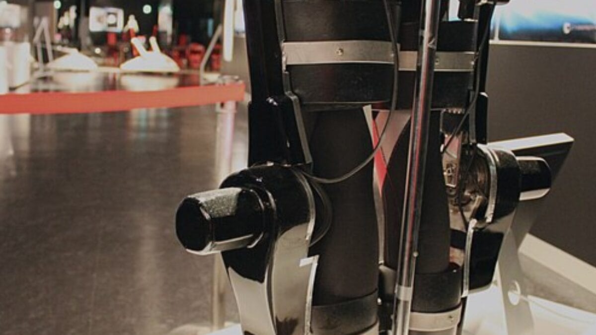O Hybrid Assistive Limb foi desenvolvido para auxiliar movimentos por meio de uma estrutura robótica usada sobre as pernas (Foto: Yuichiro C. Katsumoto / Wikimedia Commons)