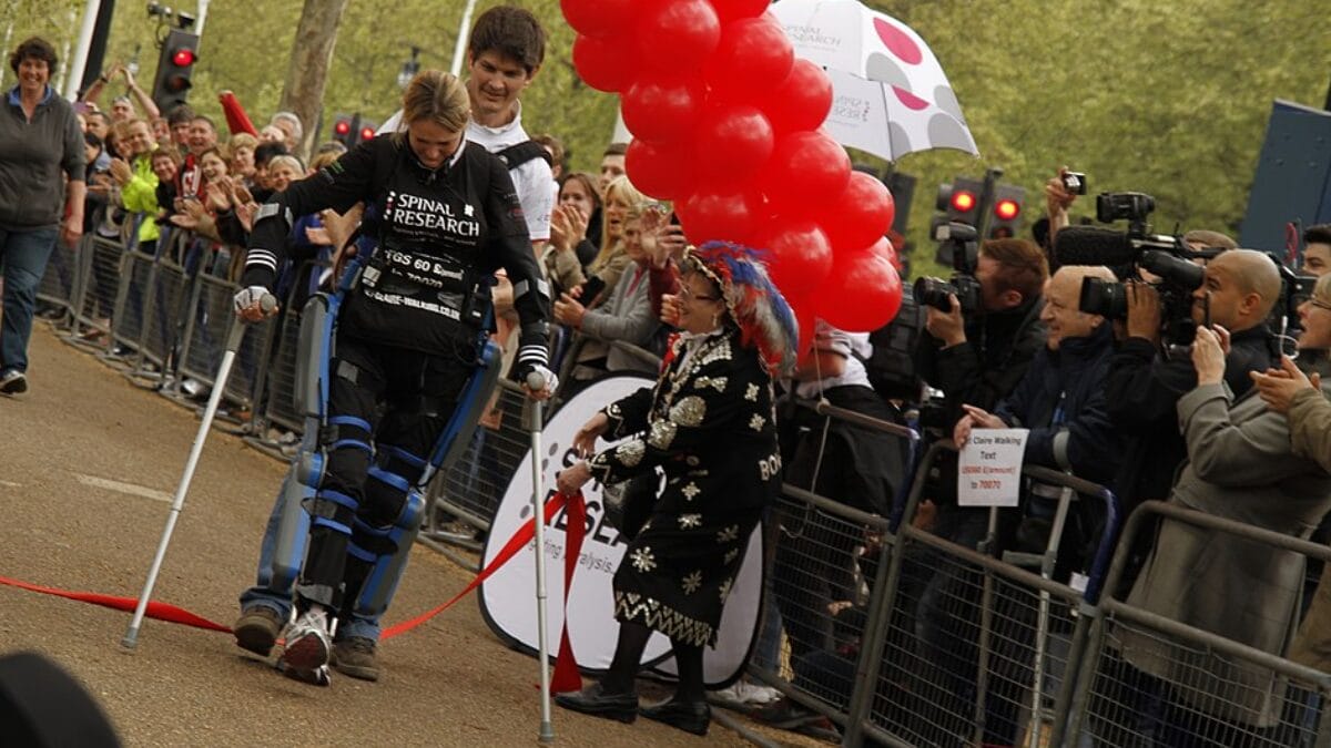 Paralisada do peito para baixo, Claire Lomas cruzou a chegada da Maratona de Londres de 2012 com um exoesqueleto (Foto: Lulu Kyriacou / Wikimedia Commons)