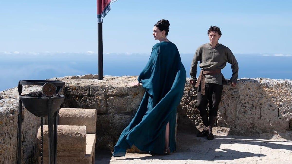 Em Odisseia, dirigido por Christopher Nolan, Hathaway interpreta Penélope, esposa de Odisseu, papel vivido por Matt Damonn na adaptação do épico poema narrado por Homero (Foto: Divulgação / IMDb)