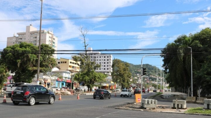 Jovem morre ao cair de moto em conhecida rua de Florianópolis