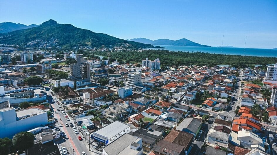 Mulher foi encontrada em carro estacionado em via de Biguaçu, na Grande Florianópolis (Foto: Prefeitura de Biguaçu, Divulgação)