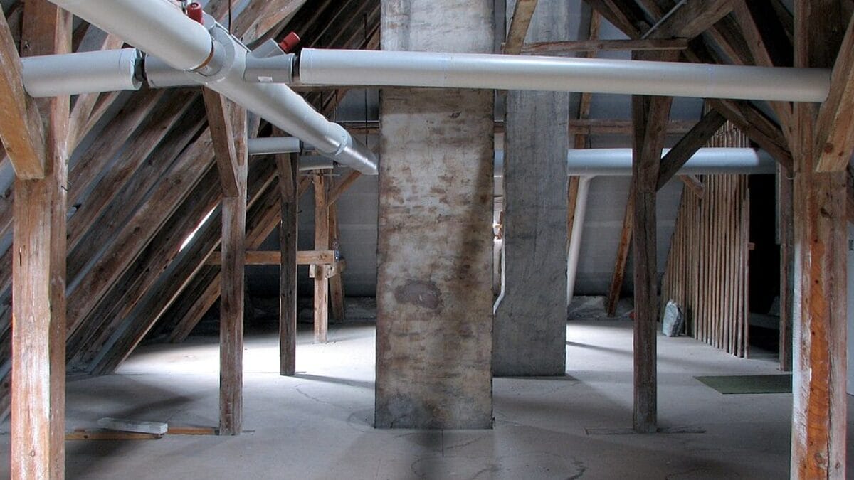 Coberturas sem isolamento térmico facilitam a transferência do calor absorvido pelas telhas para os cômodos inferiores (Foto: Adamantios / Wikimedia Commons)