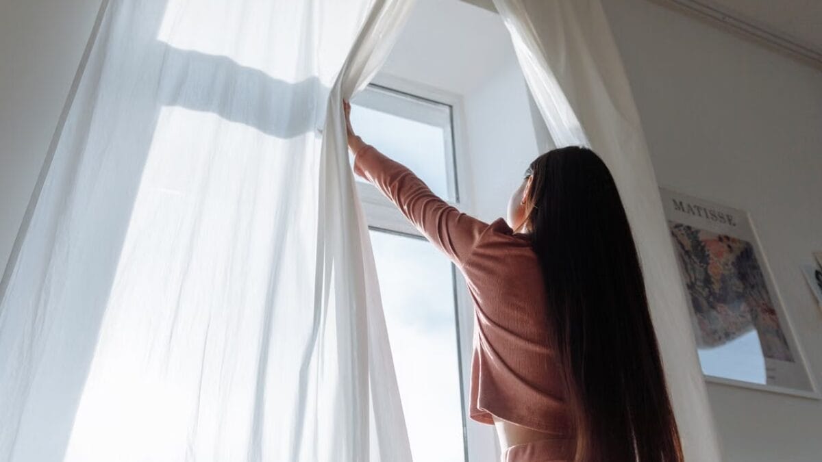 Cortinas abertas permitem que a radiação solar alcance diretamente paredes, pisos, camas e móveis (Foto: Thirdman / Pexels)