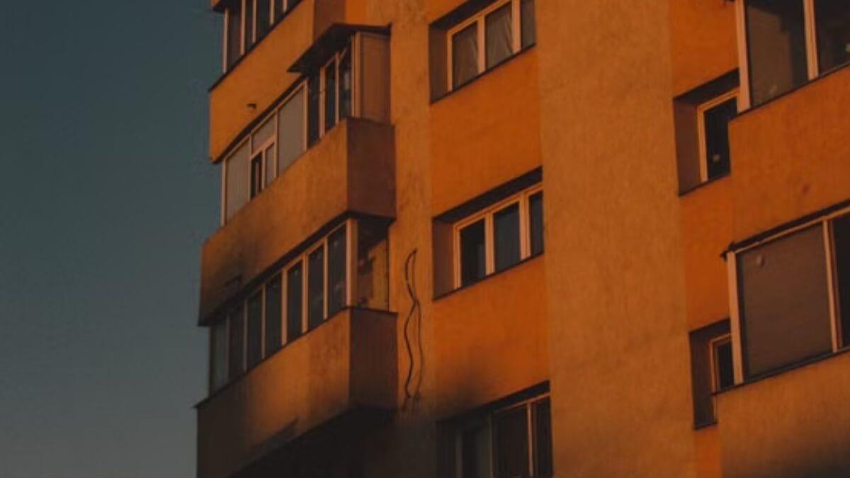 O ProjetEEE alerta que paredes voltadas para oeste e coberturas muito expostas podem se transformar em acumuladores de calor (Foto: Gheorghe Tudor / Pexels)