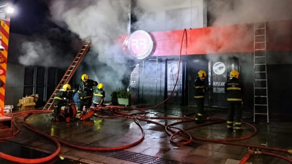Bombeiros foram mobilizados para combate ao incêndio (Foto: CBMSC, Divulgação)