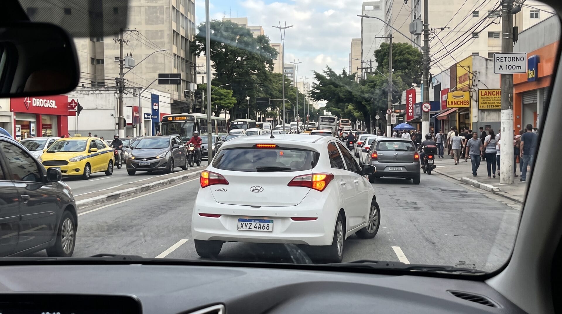 Foto mostra um carro hb20 dando seta à direita como se fosse fazer a manobra na rua em uma via movimentada de São Paulo