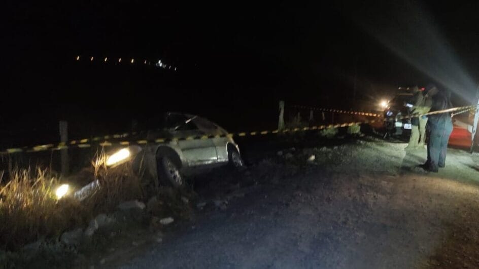 Carro foi encontrado tombado em vala em Correia Pinto (Foto: CBMSC, Divulgação)