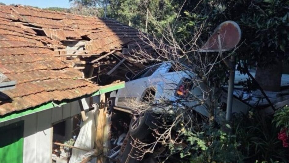 Parte da casa ficou destruída em acidente em Joaçaba (Foto: PMSC, Divulgação)