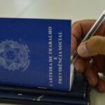 Desemprego cai para 5,4% e bate recorde histórico, aponta IBGE