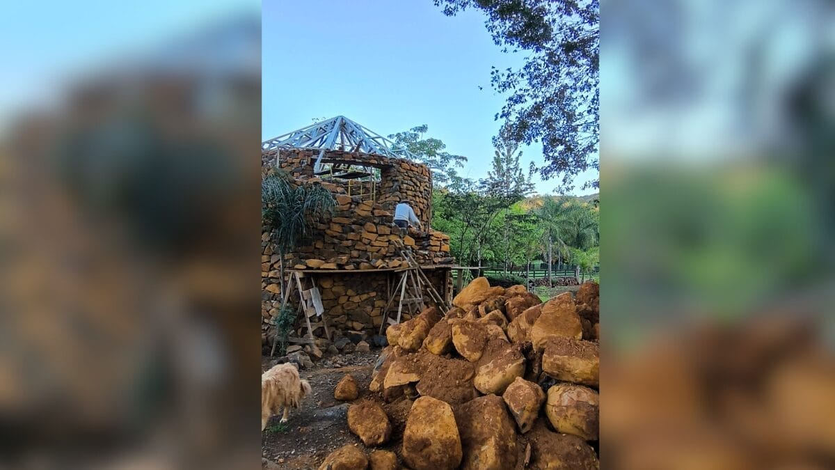 casa de pedra inspirada na Escócia