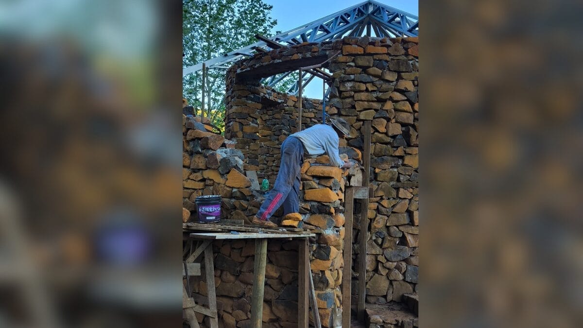 casa de pedra inspirada na Escócia