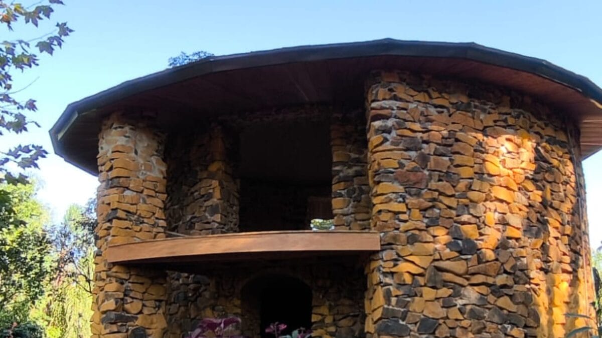 casa de pedra inspirada na Escócia