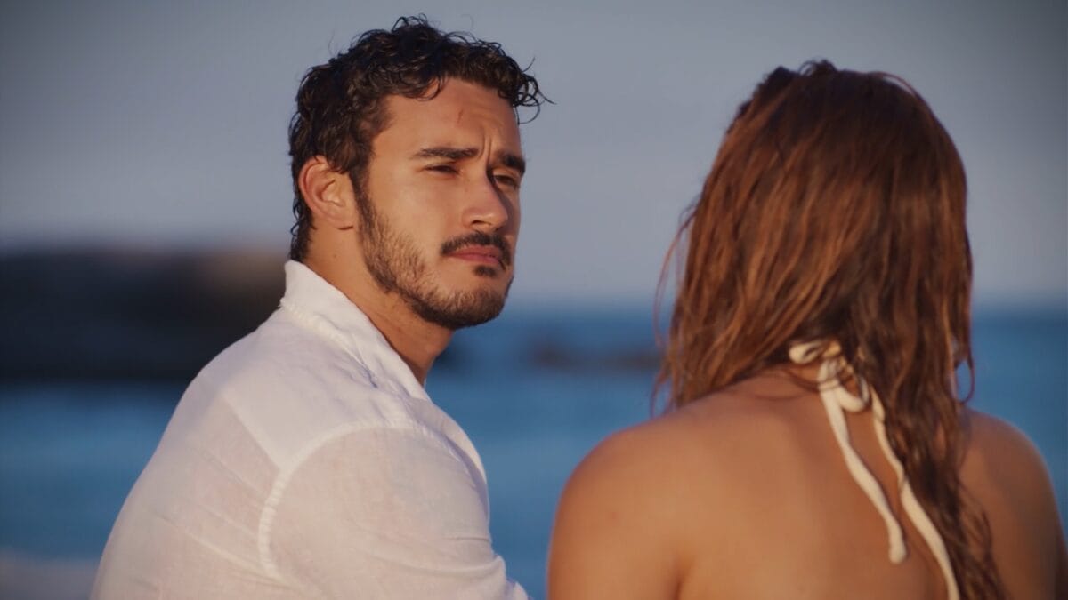 cena coração acelerado joao raul agrado na praia