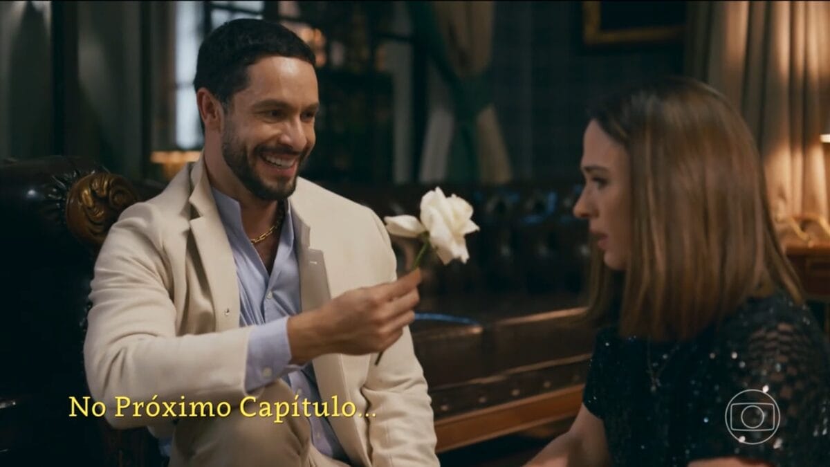 César (Rainer Cadete) dá flores para Brigite (Tata Werneck)
