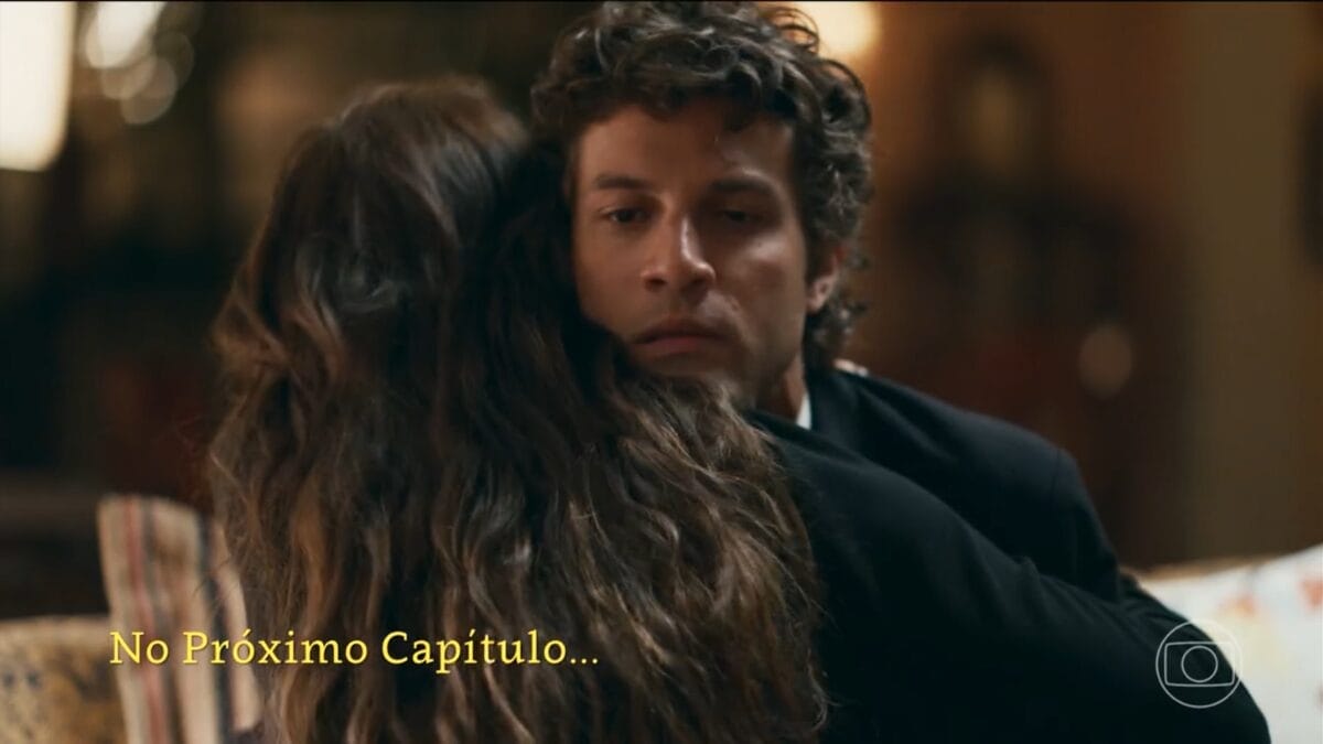 Adriana e Pedro se abraçam