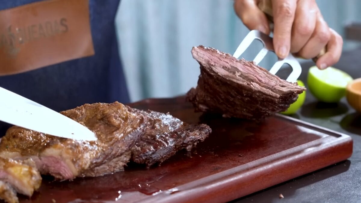 Esqueça a picanha: este corte barato é um dos mais saborosos para fazer churrasco