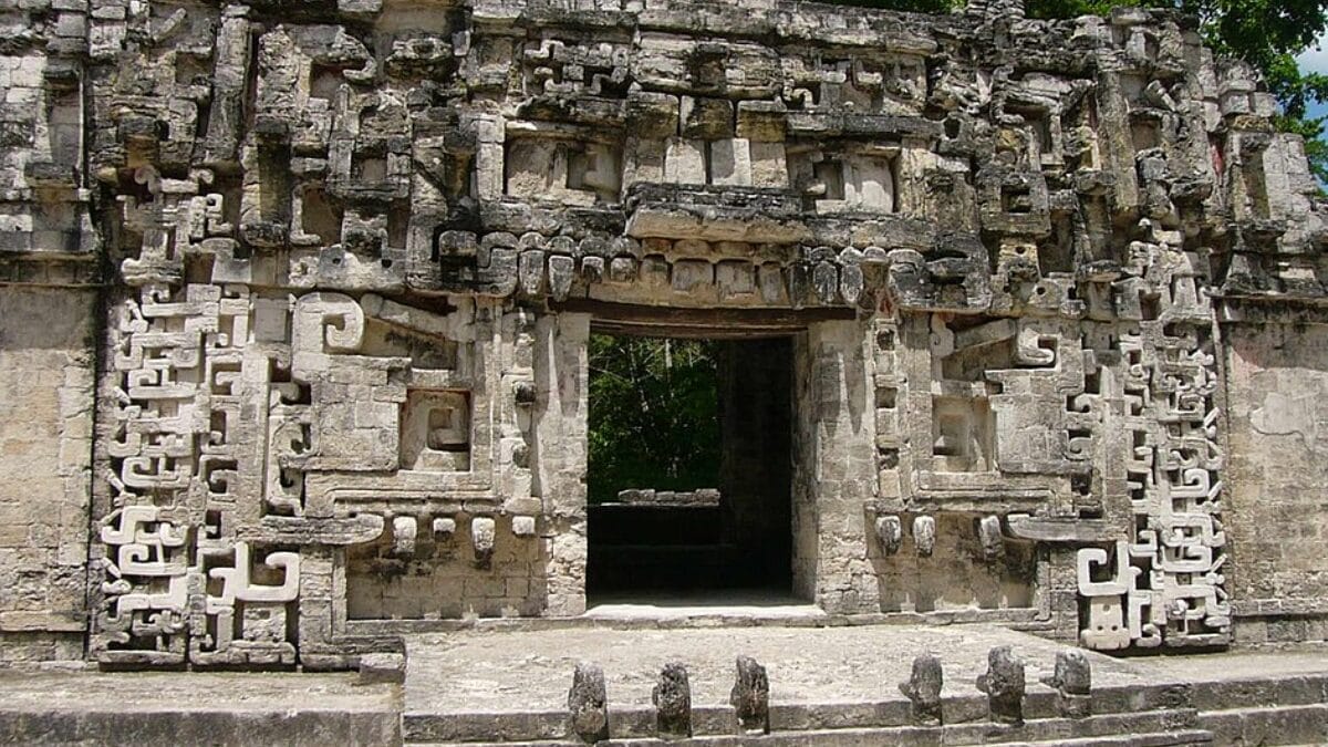 Ruína maia de Chicanná, em Campeche, apresenta elementos associados à arquitetura Río Bec (Foto: Vargatamas / Wikimedia Commons)