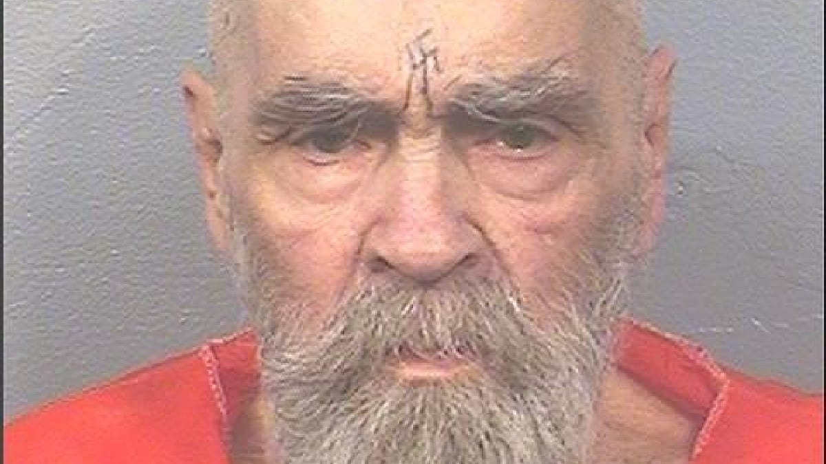 O &uacute;ltimo retrato prisional de Manson foi registrado em agosto de 2017, tr&ecirc;s meses antes de sua morte aos 83 anos enquanto cumpria pris&atilde;o perp&eacute;tua (Foto: California Department of Corrections and Rehabilitation / Wikimedia Commons)