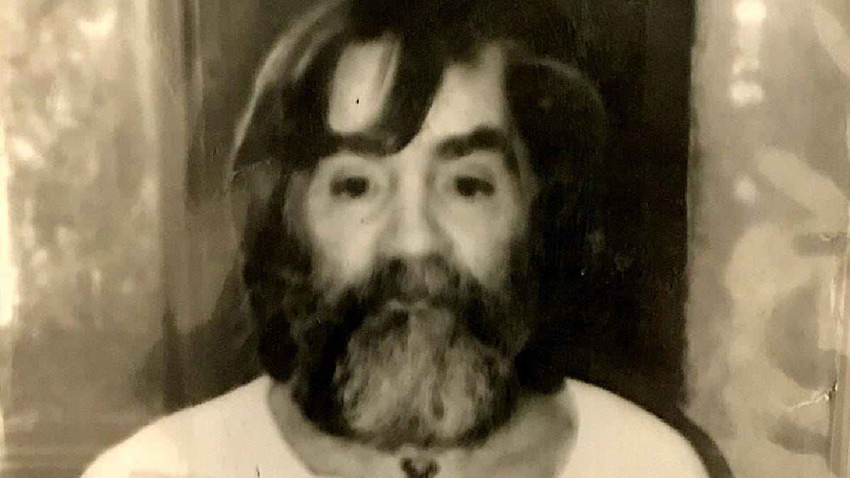 Ap&oacute;s mais de duas d&eacute;cadas encarcerado, Manson continuava cumprindo pris&atilde;o perp&eacute;tua e acumulava recusas aos pedidos de liberdade condicional (Foto: Autor n&atilde;o informado / Wikimedia Commons)