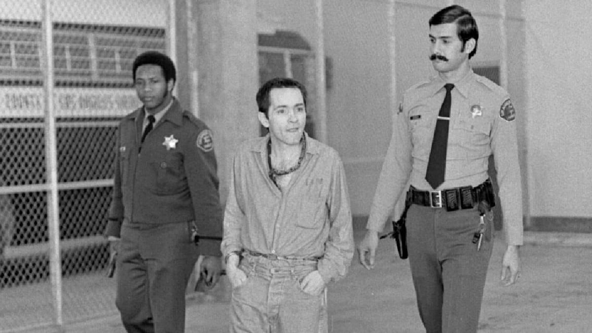 Manson deixa um tribunal de Los Angeles algemado nas m&atilde;os e nos p&eacute;s ap&oacute;s depor como testemunha em favor de Catherine &ldquo;Gypsy&rdquo; Share, integrante de seu grupo, em 1973 (Foto: Fitzgerald Whitney, Los Angeles Times / Wikimedia Commons)