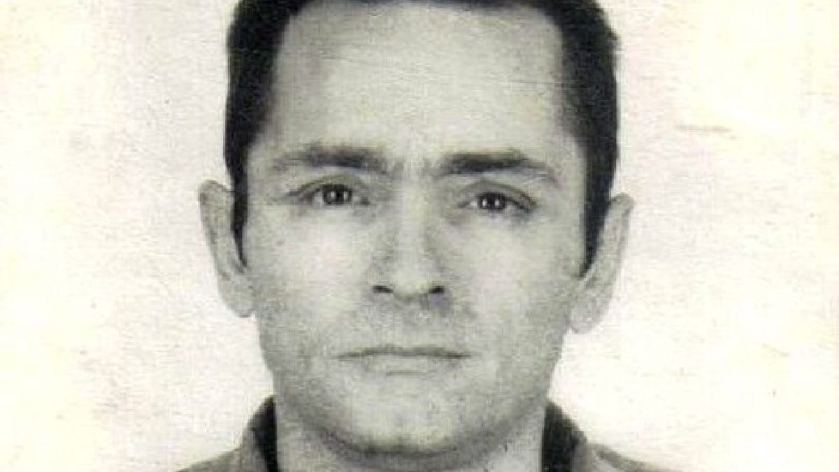 Manson foi condenado em 1971 por sete assassinatos e conspira&ccedil;&atilde;o; a pena de morte foi convertida em pris&atilde;o perp&eacute;tua ap&oacute;s uma decis&atilde;o da Suprema Corte da Calif&oacute;rnia (Foto: Autor n&atilde;o informado / Wikimedia Commons)