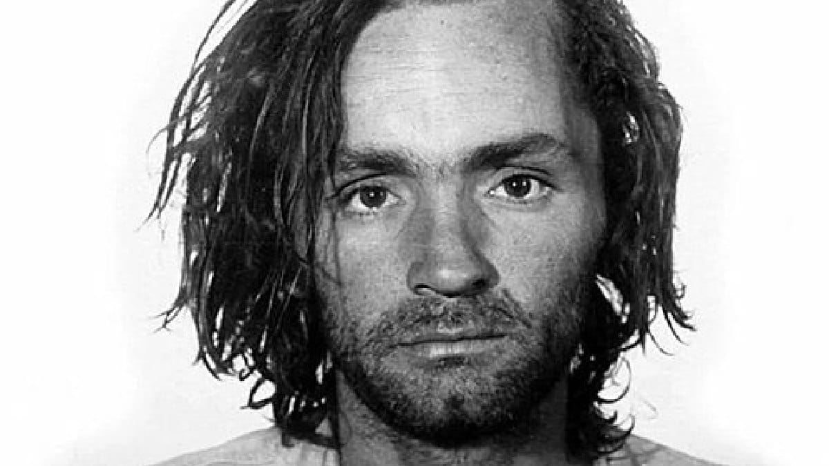 Uma semana ap&oacute;s os crimes de Cielo Drive, Manson foi detido em uma opera&ccedil;&atilde;o contra roubo de ve&iacute;culos no Spahn Ranch, mas acabou solto devido a um erro no mandado de busca (Foto: San Quentin / Wikimedia Commons)