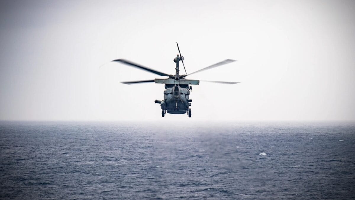 MH-60R Sea Hawk: helicóptero especializado em localizar submarinos, vigiar embarcações e combater ameaças próximas ao porta-aviões (Foto: Dalton Reidhead / U.S. Navy / DVIDS)