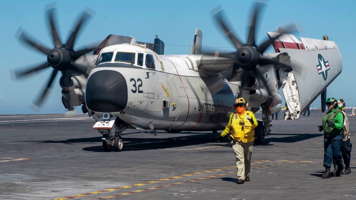 C-2A Greyhound: transporta militares, correspondências, mantimentos e peças entre bases em terra e o porta-aviões (Foto: Jared Mancuso / U.S. Navy / DVIDS)