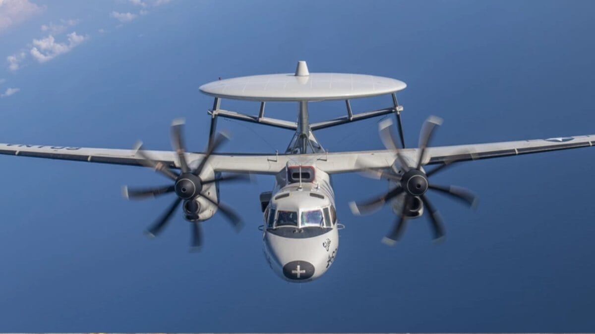 E-2 Hawkeye: seu grande radar circular detecta aeronaves e navios a distância, além de coordenar as operações aéreas do grupo (Foto: Keenan Daniels / U.S. Navy / DVIDS)