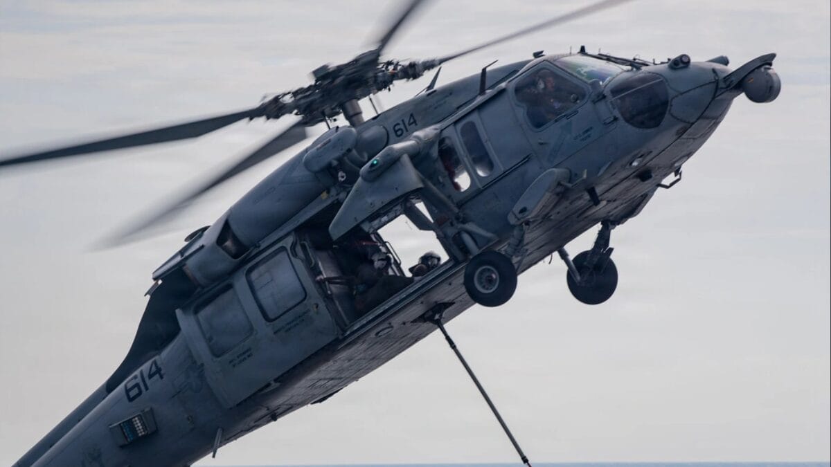 MH-60S Sea Hawk: realiza transporte de cargas, resgates, evacuações médicas e abastecimento do navio durante as missões (Foto: Tanner Orth / U.S. Navy / DVIDS)
