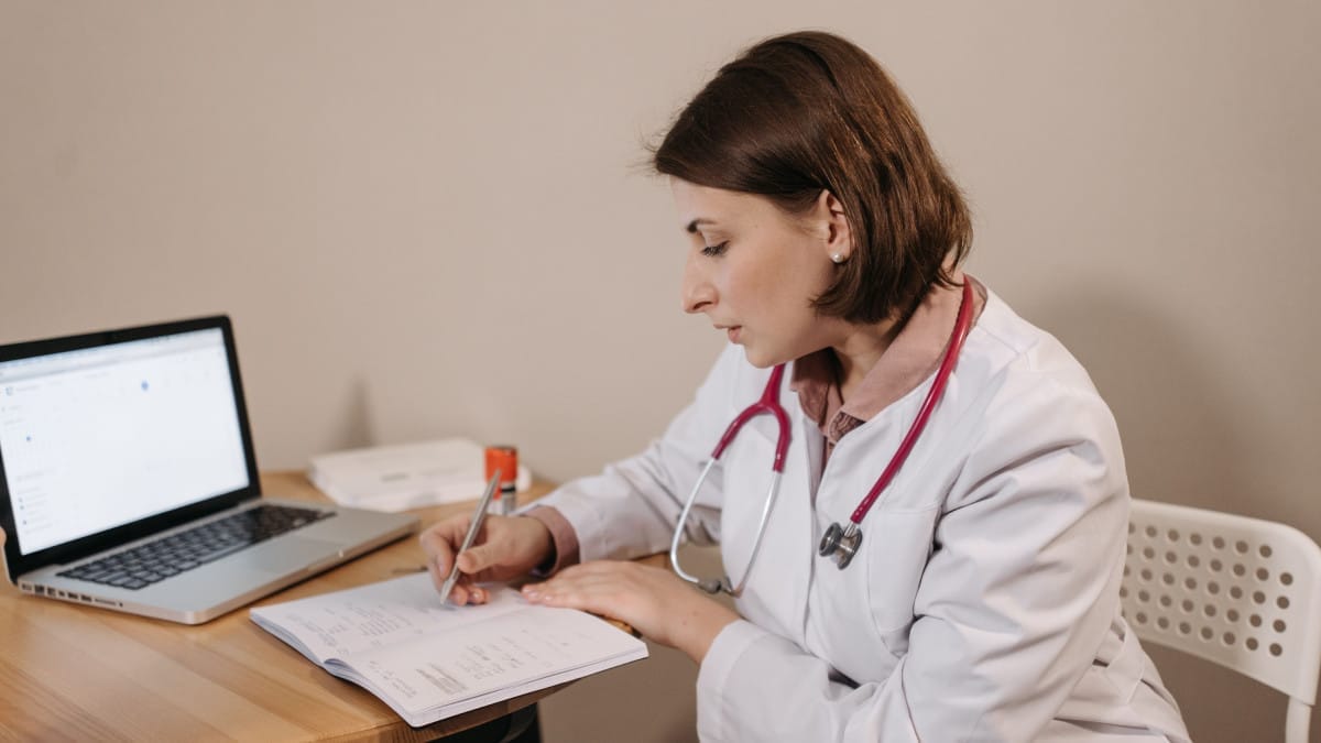 Uso de inteligência artificial apresenta efeitos negativos na performance profissional de médicos, segundo Nature