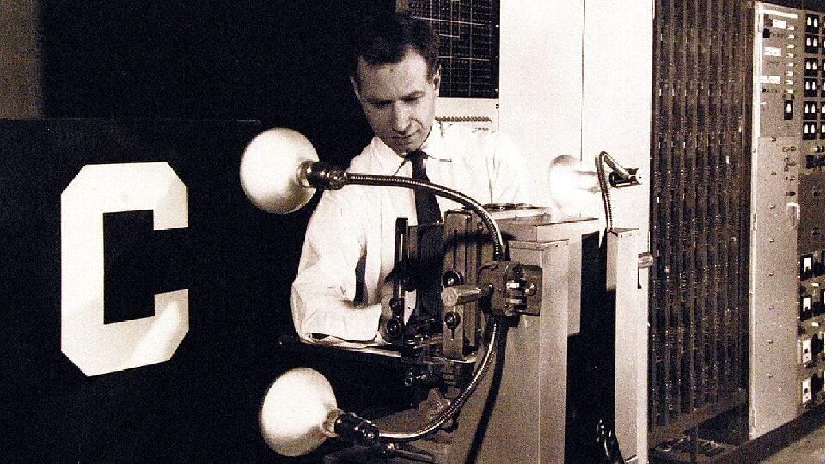 1958 — O Mark I Perceptron, de Frank Rosenblatt, aprendeu a distinguir padrões visuais e antecipou o funcionamento das redes neurais modernas (Foto: National Museum of the U.S. Navy / Wikimedia Commons)