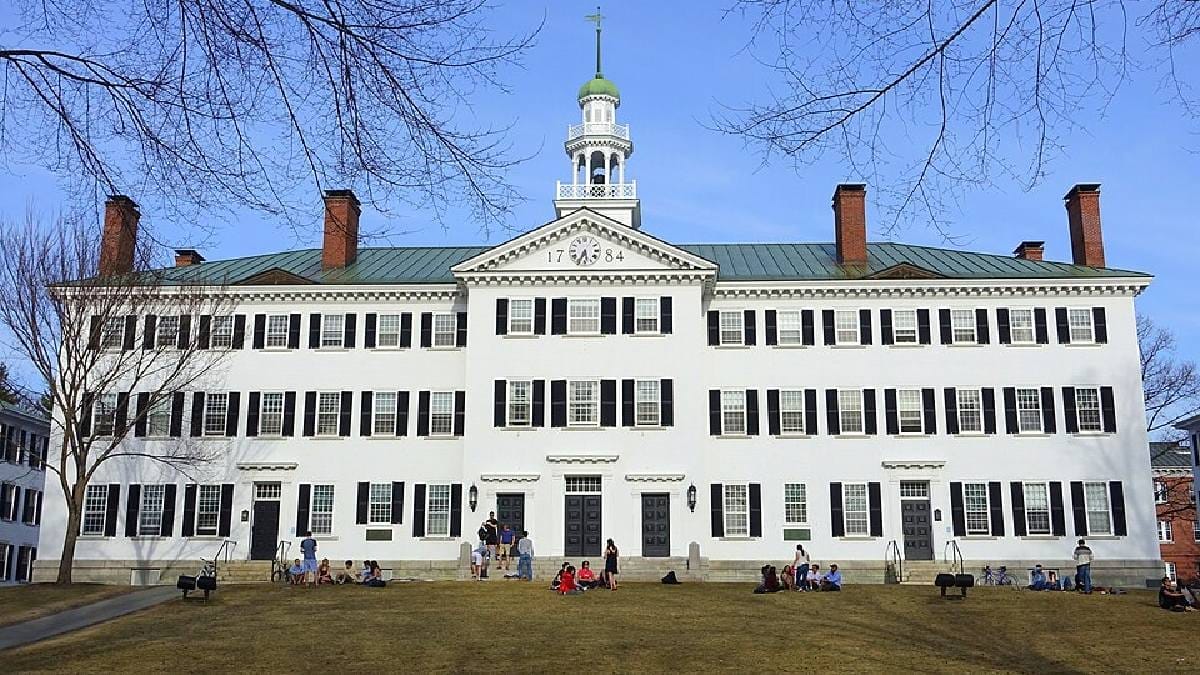 1956 — A conferência de Dartmouth consolidou o nome inteligência artificial, enquanto o programa Logic Theorist marcou a primeira geração da IA simbólica (Foto: Daderot / Wikimedia Commons)
