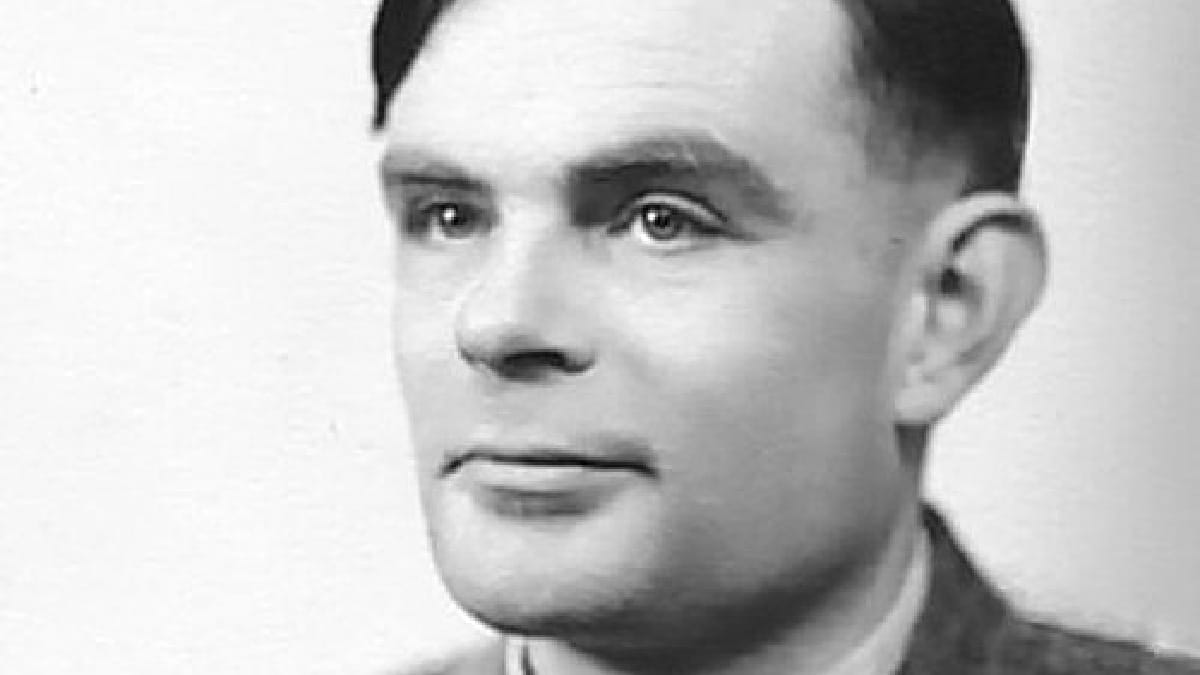 1950 — Alan Turing propôs o jogo da imitação, base do Teste de Turing, para avaliar se uma máquina conseguia sustentar uma conversa semelhante à humana (Foto: Elliott & Fry / Wikimedia Commons)