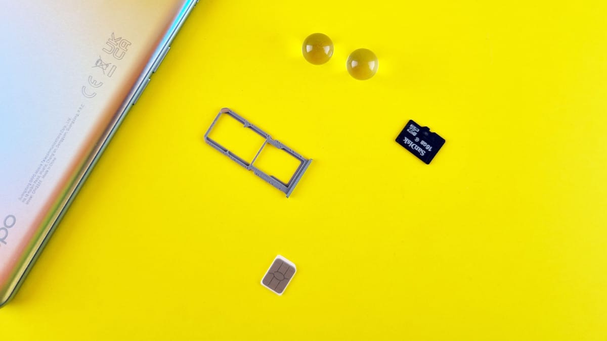 Close-up dos compnentes e bandeja de chip de celular do tipo nano SIM.