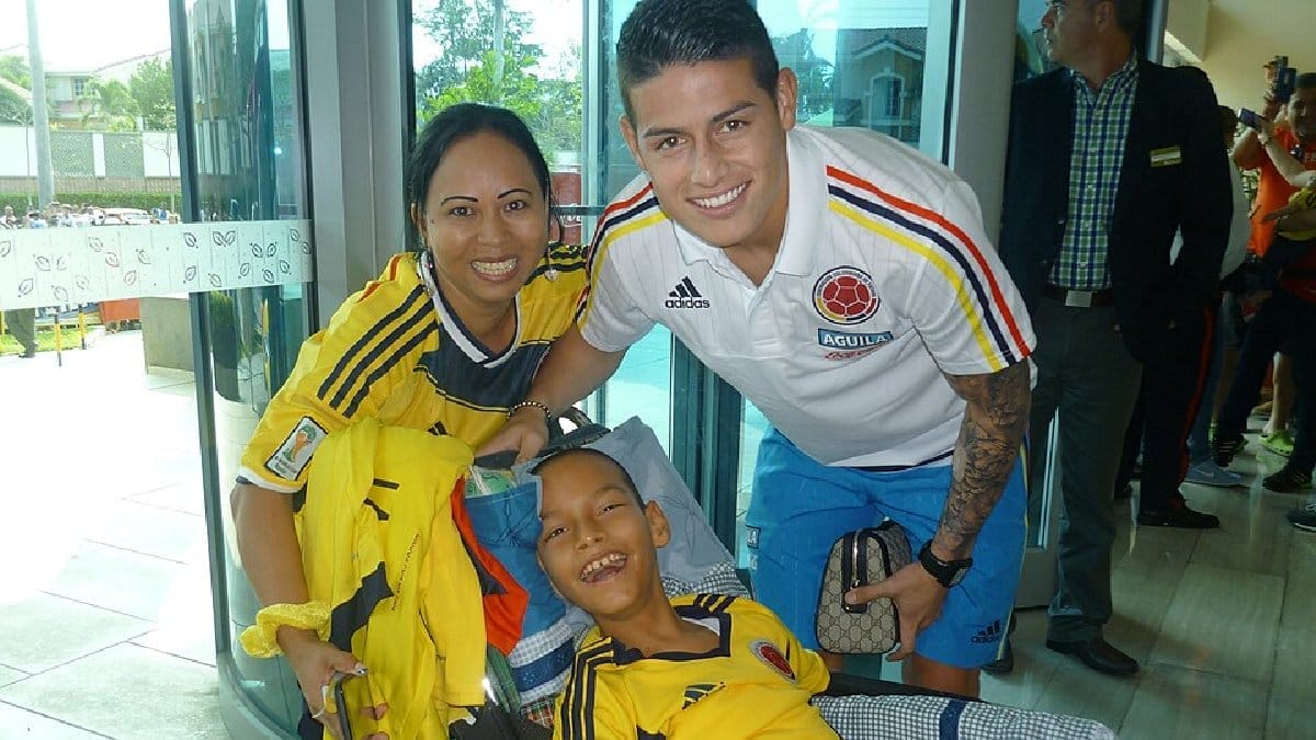 James Rodríguez lançou uma marca de cafés especiais produzidos nas regiões colombianas de Huila e Cauca (Foto: Policía Nacional de los colombianos / Wikimedia Commons)