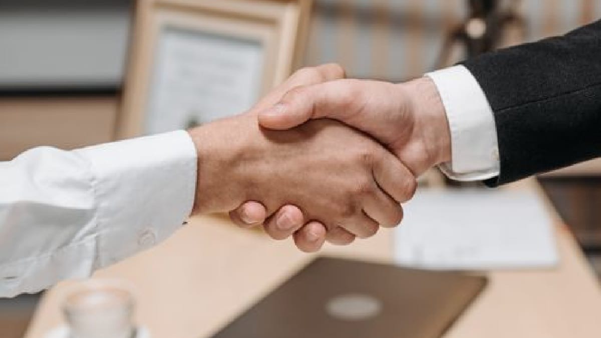 Confiar apenas em uma promessa verbal: Robert afirmou que receberia a casa como recompensa por cuidar dos pais, mas não conseguiu comprovar a promessa feita pela família (Foto: Pavel Danilyuk / Pexels)