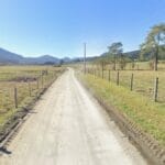 Morador sai para caminhar e se depara com homem morto a tiros às margens de estrada em SC