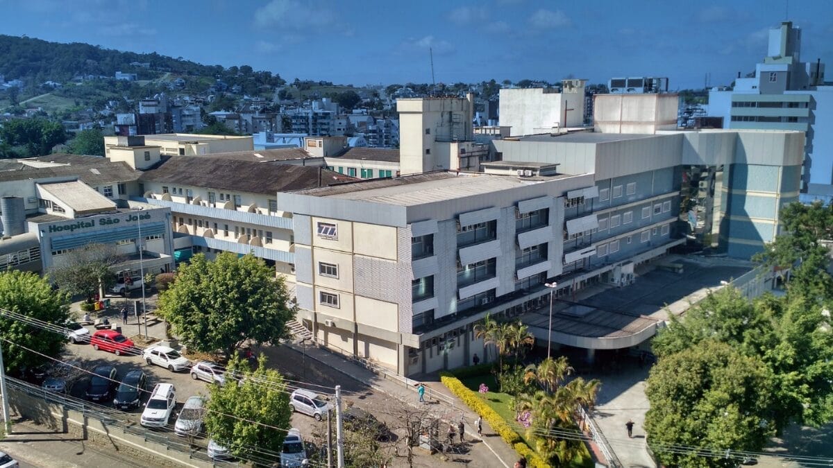 Homem foi levado até o Hospital São José, em Criciúma (Foto: Divulgação)