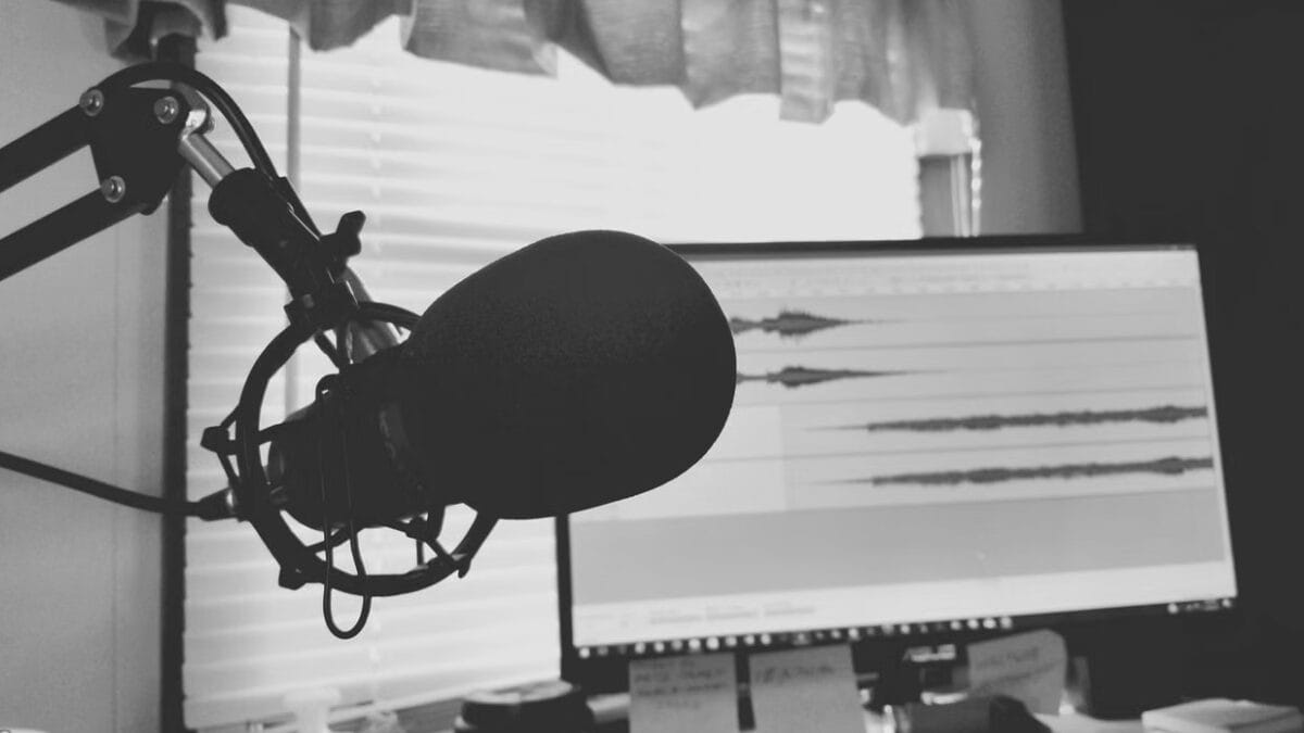O que é prova audiovisual? É o registro em áudio ou vídeo de um ato; neste caso, a gravação revelou que a IA havia alterado os valores declarados (Foto: Thomas Lineweaver / Pexels)