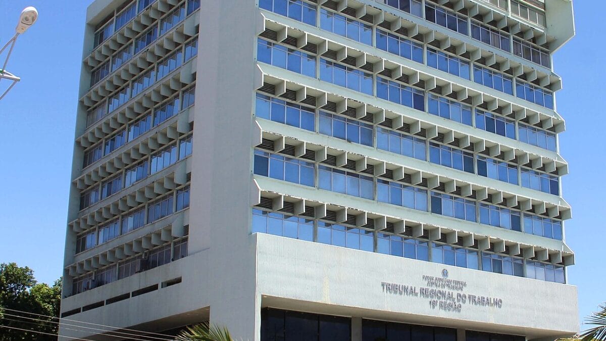 O que é uma Vara do Trabalho? É o órgão de primeiro grau que recebe e julga inicialmente conflitos entre empregados e empregadores (Foto: Tribunal Regional do Trabalho da 19ª Região TRT/AL / Wikimedia Commons)