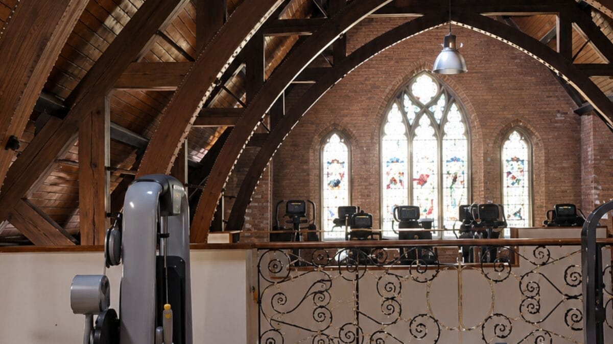 Registro interno da igreja (Foto: Reprodução / Instagram / Paula Vilhena / Imagem Editada)