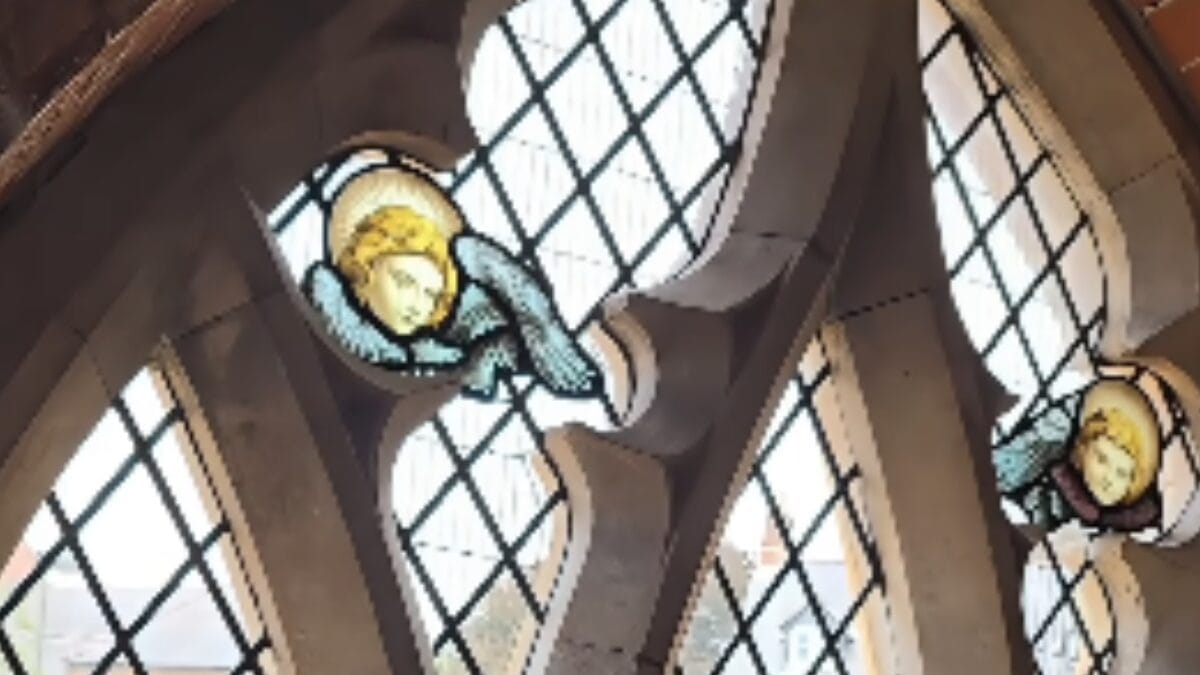 Registro interno da igreja (Foto: Reprodução / Instagram / Paula Vilhena / Imagem Editada)
